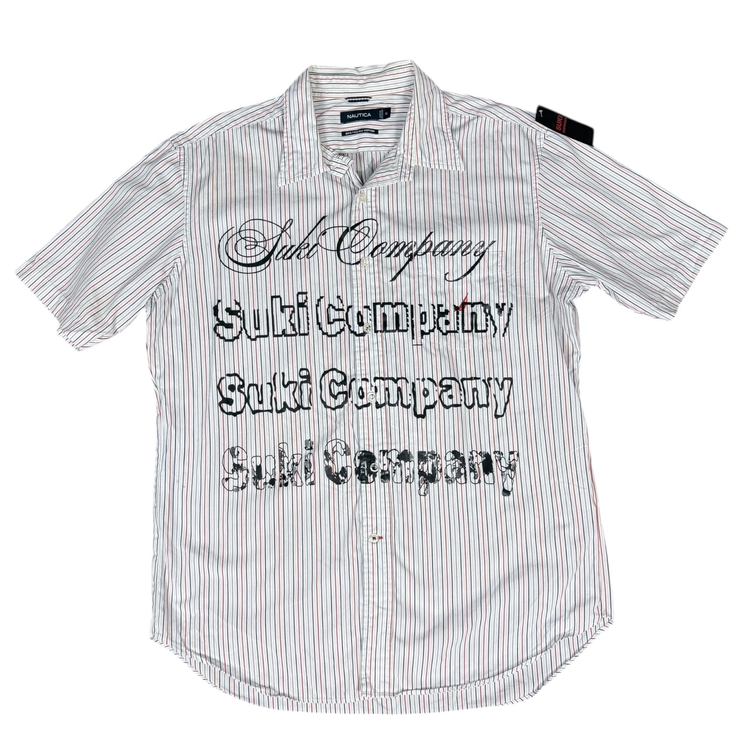 CAMISA MANGA CORTA SUKI BLANCA RAYAS ROJAS LETRAS NEGRAS TALLA M SK216