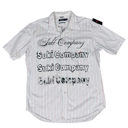 CAMISA MANGA CORTA SUKI BLANCA RAYAS ROJAS LETRAS NEGRAS TALLA M SK216