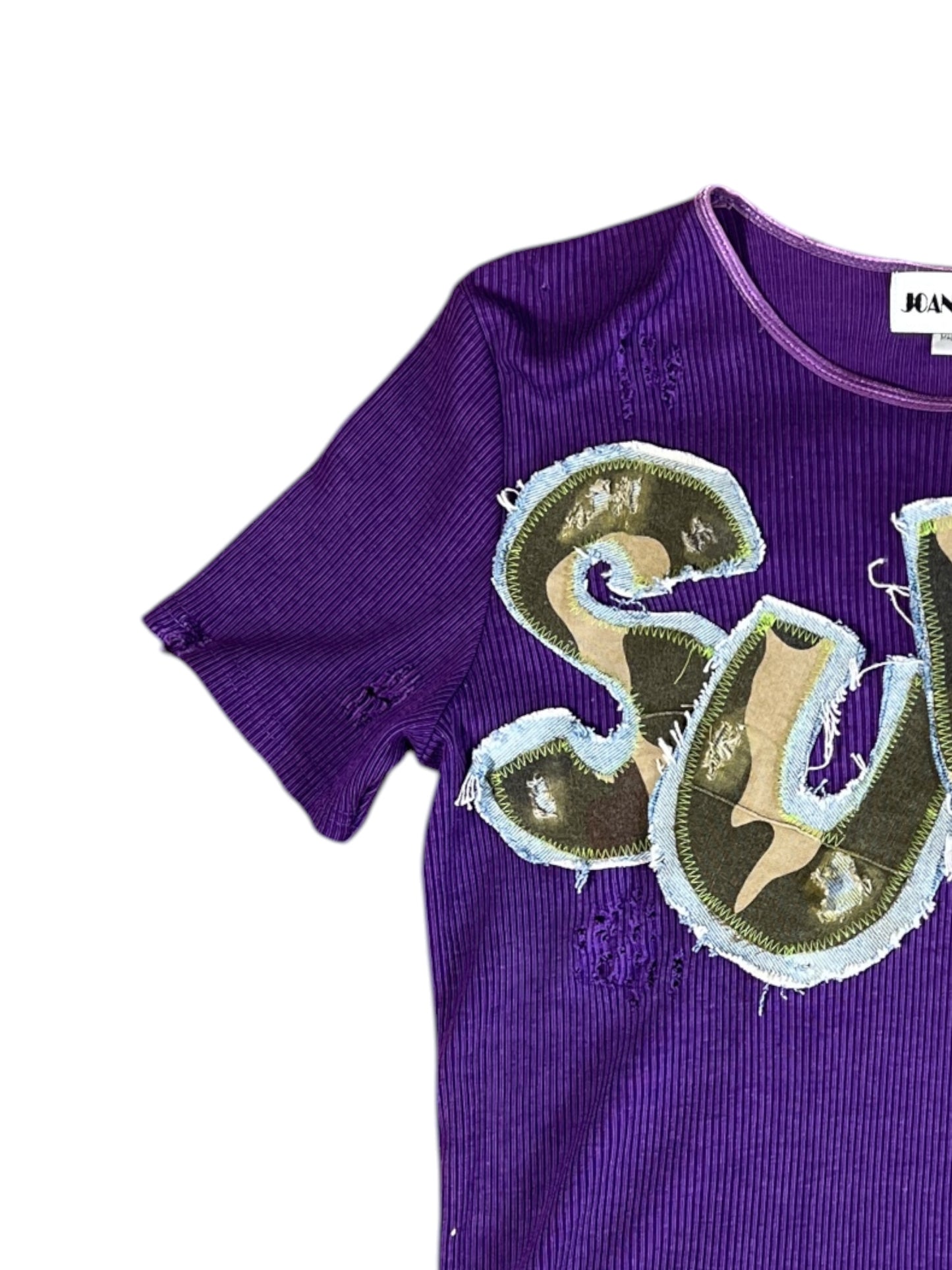 TEE SHIRT MORADA CROP SUKI DESIGN PARCH AND LETTERS