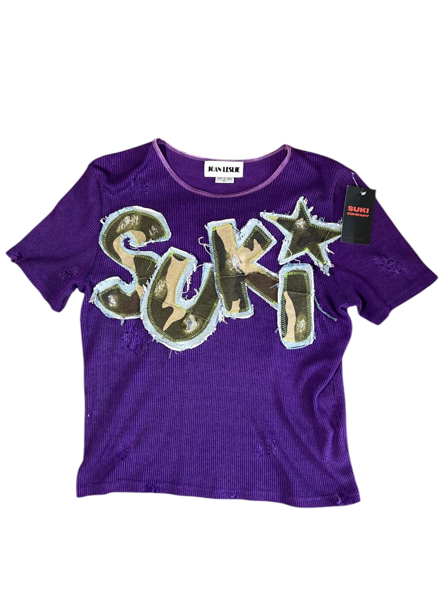 TEE SHIRT MORADA CROP SUKI DESIGN PARCH AND LETTERS