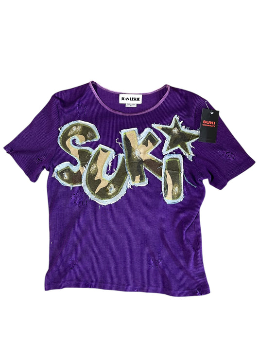 TEE SHIRT MORADA CROP SUKI DESIGN PARCH AND LETTERS