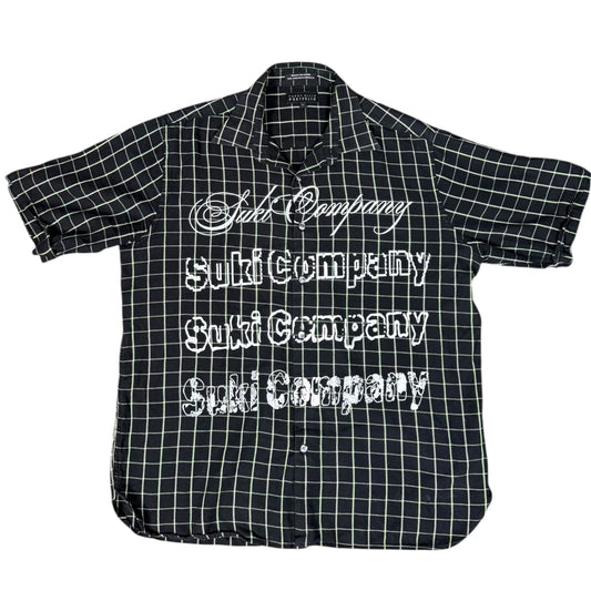 CAMISA MANGA LARGA SUKI NEGRA CUADROS BLANCOS LETRAS BLANCAS TALLA XL SK219