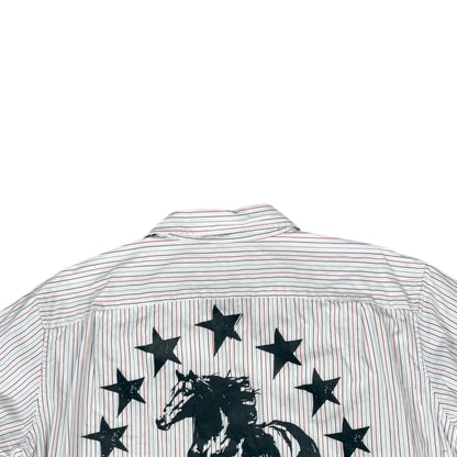 CAMISA MANGA CORTA SUKI BLANCA RAYAS ROJAS LETRAS NEGRAS TALLA M SK216