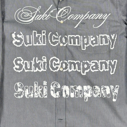 CAMISA MANGA LARGA SUKI GRIS RAYAS LETRAS BLANCAS TALLA L SK210