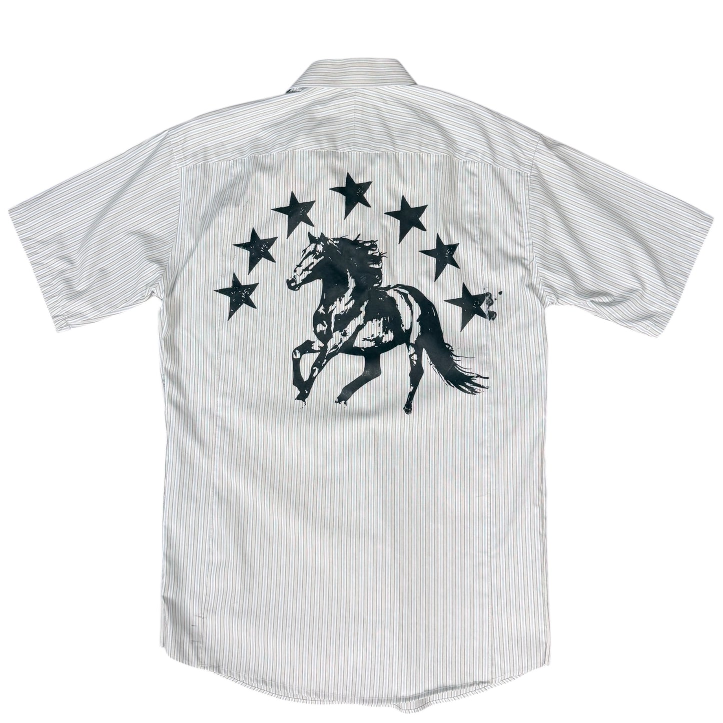 CAMISA MANGA CORTA SUKI BLANCA RAYAS FINAS LETRAS NEGRAS TALLA M SK215