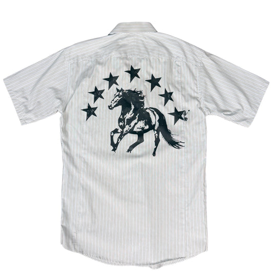 CAMISA MANGA CORTA SUKI BLANCA RAYAS FINAS LETRAS NEGRAS TALLA M SK215