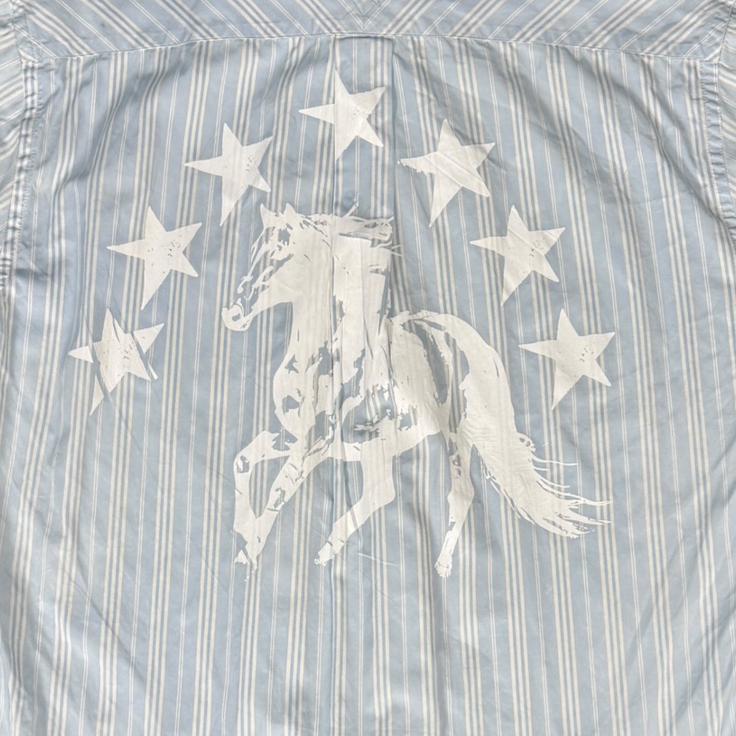 CAMISA MANGA LARGA SUKI AZUL CLARO RAYAS LETRAS BLANCAS TALLA L SK206