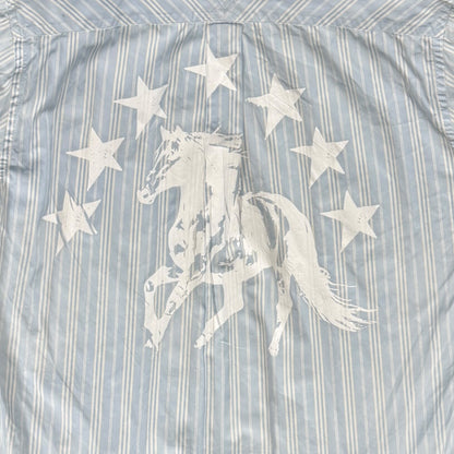 CAMISA MANGA LARGA SUKI AZUL CLARO RAYAS LETRAS BLANCAS TALLA L SK206