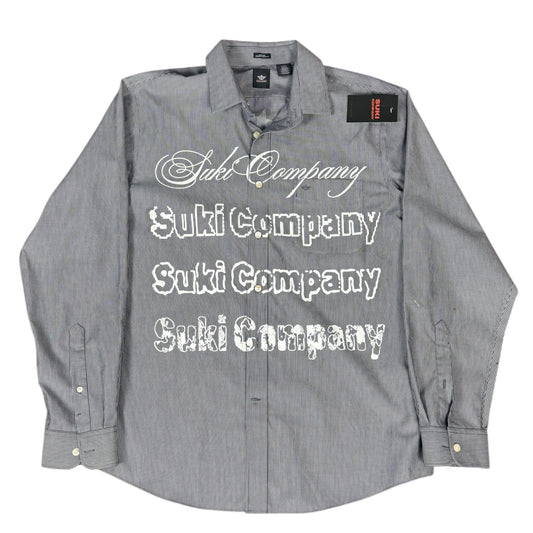 CAMISA MANGA LARGA SUKI GRIS RAYAS LETRAS BLANCAS TALLA L SK210