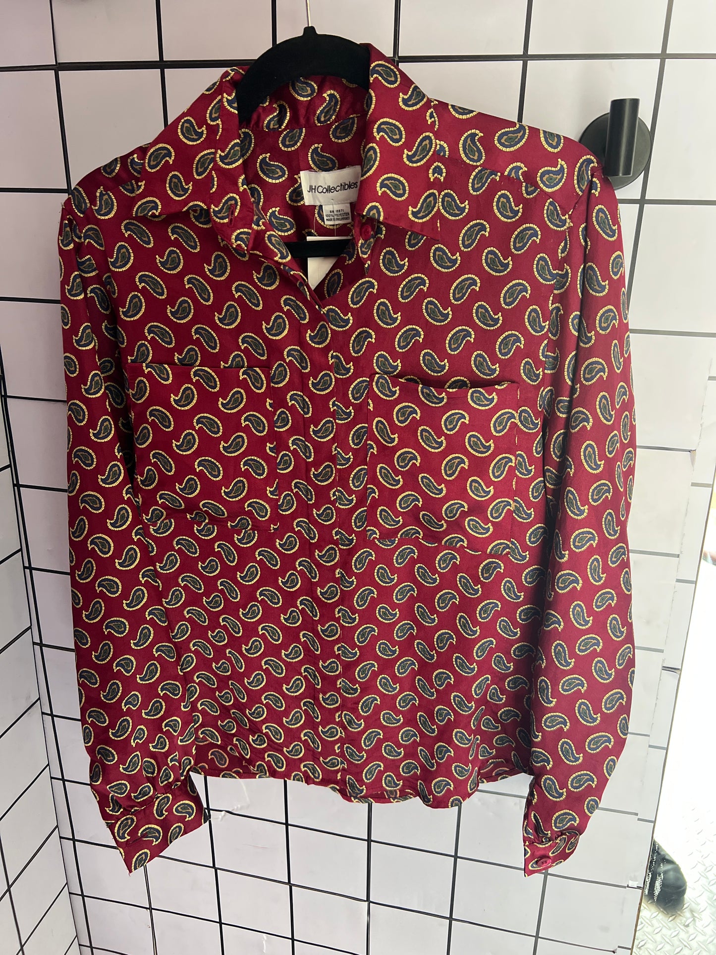 CAMISA SATINADA COLOR VINO CON PATRON