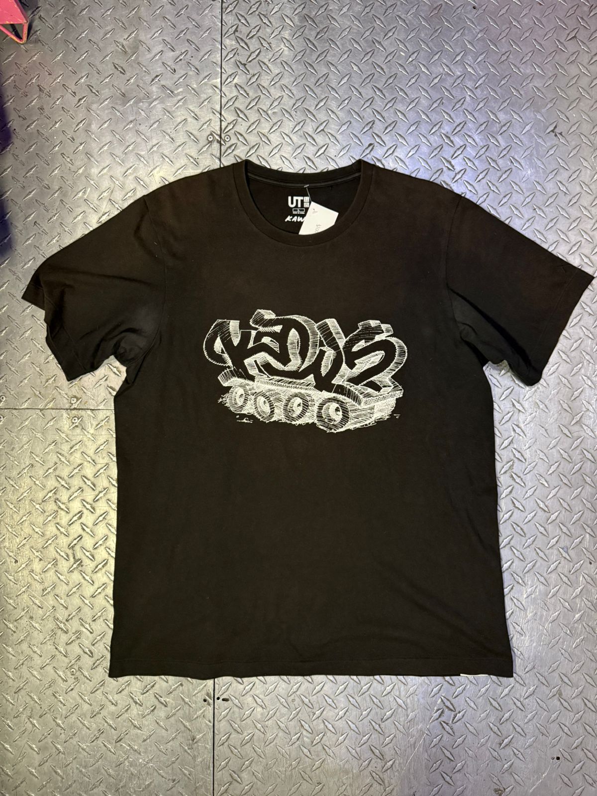TEE SHIRT KAWS X UNIQLO WORDMARK