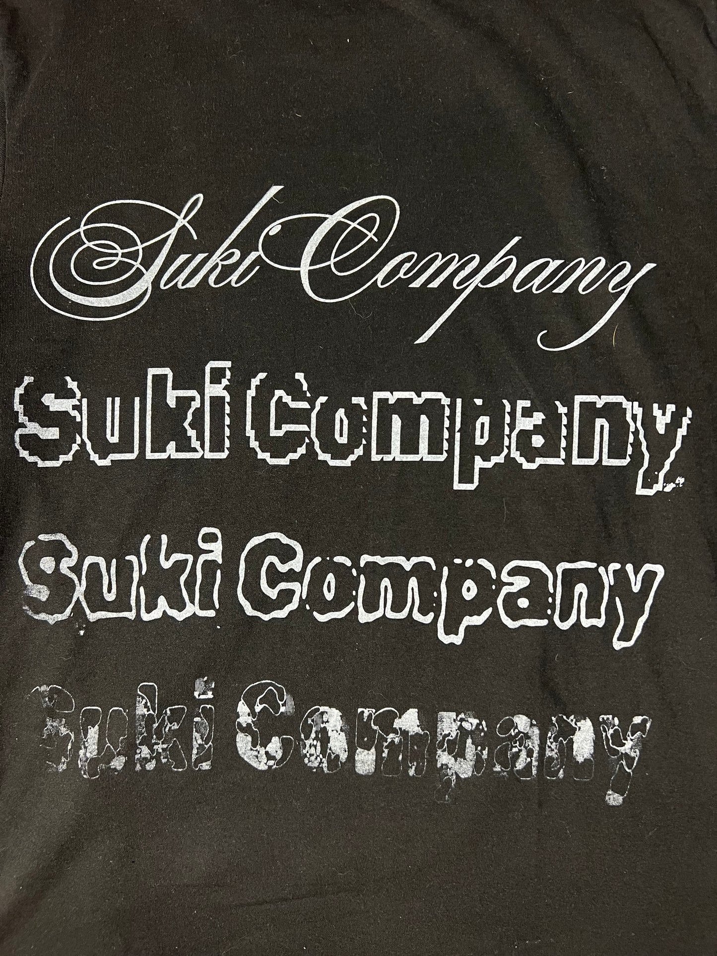 PLAYERA MANGA LARGA NEGRA PARCHE LETRAS