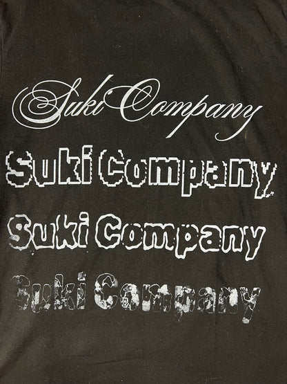 PLAYERA MANGA LARGA NEGRA PARCHE LETRAS