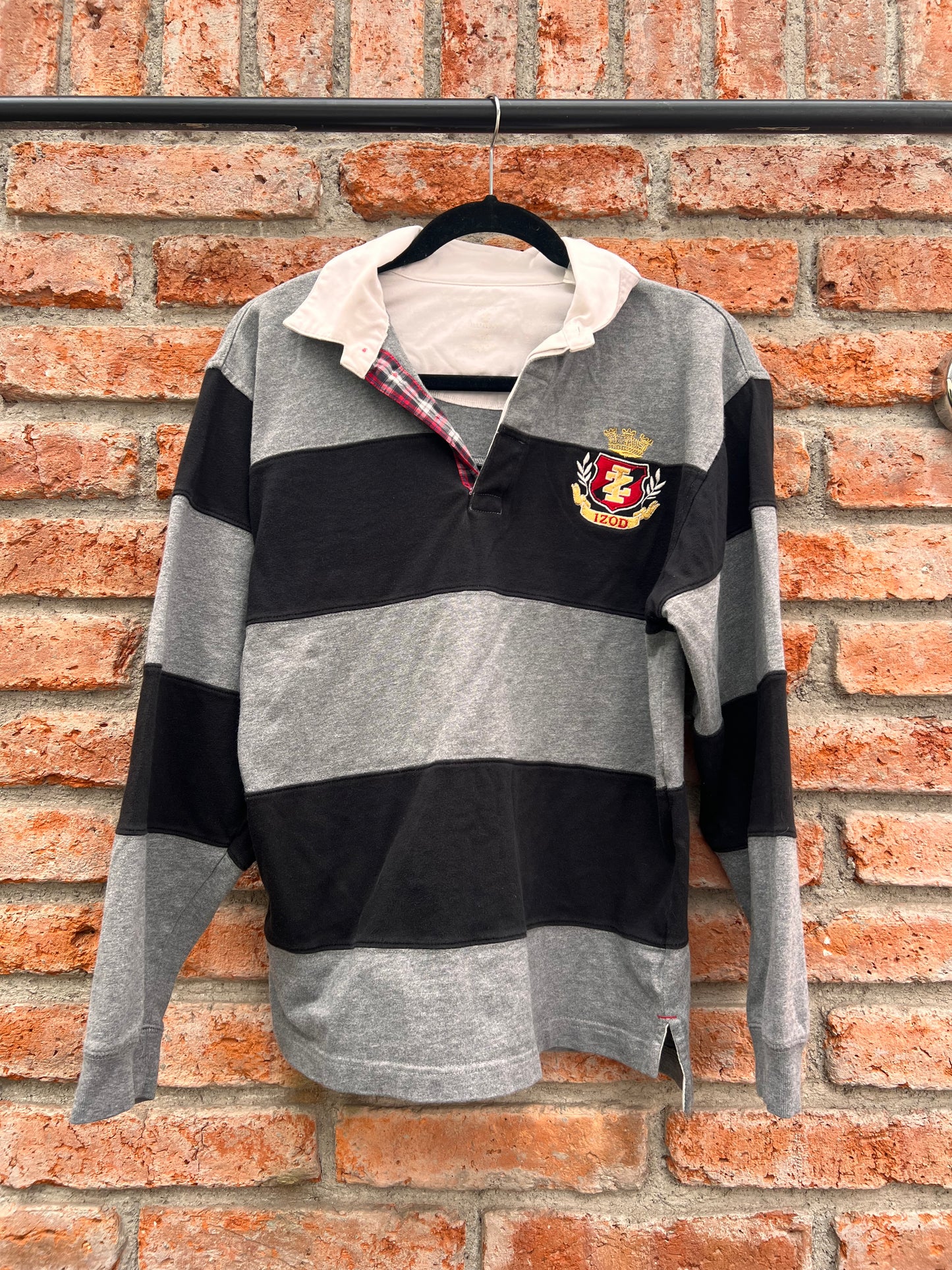 PLAYERA POLO MANGAS LARGAS Y2K GRIS