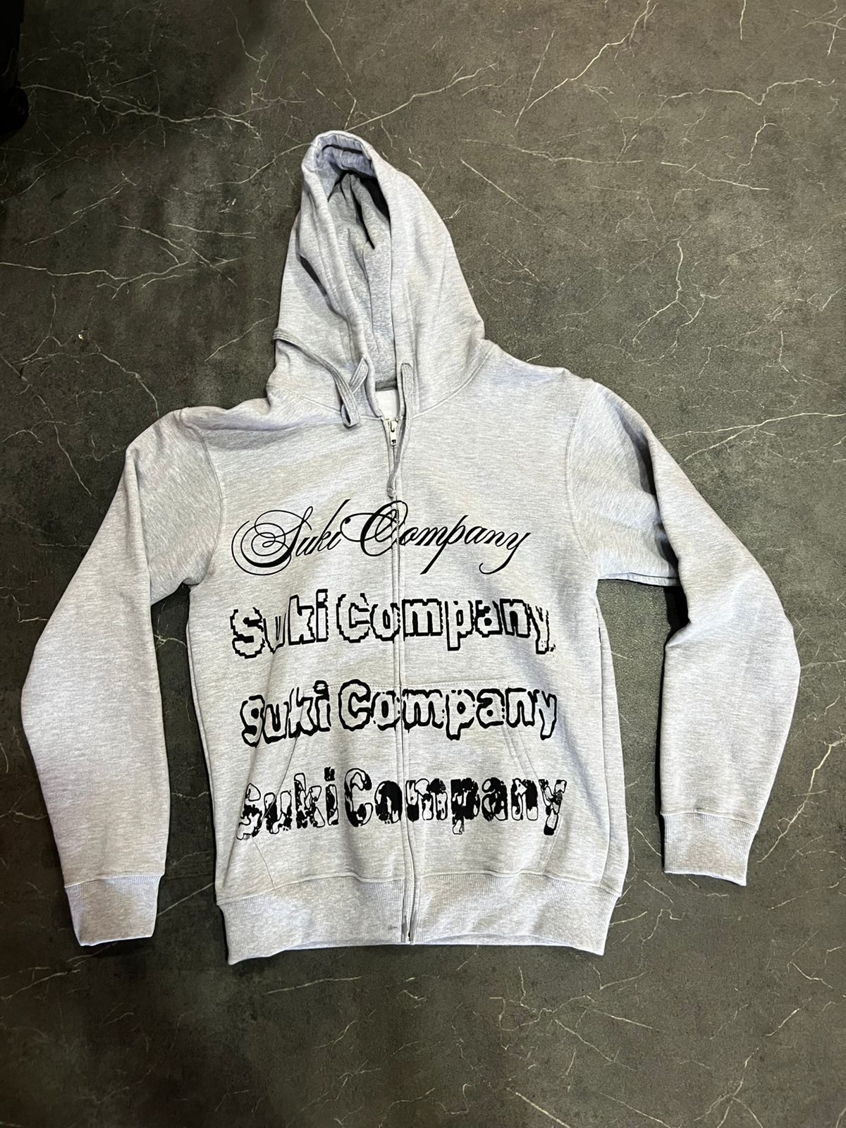 HOODIE GRIS SUKI LETRAS