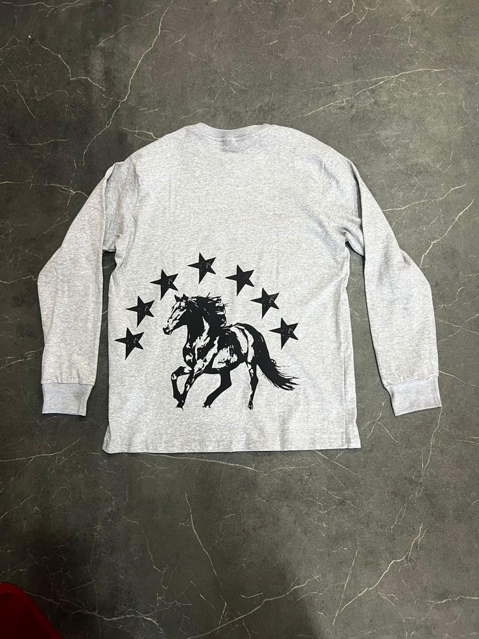 PLAYERA GRIS LETRAS CABALLO
