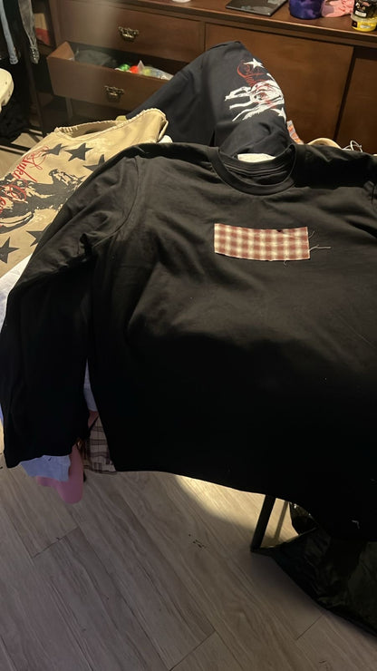 PLAYERA MANGA LARGA NEGRA PARCHE CABALLO